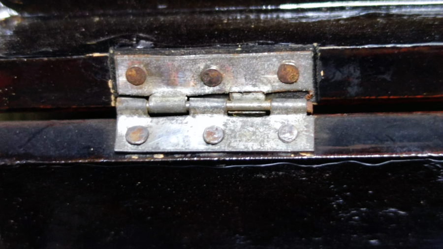 1960 AHŞAP KIRMIZI LAKE BOYALI UZERİNDE SU DEGİRMEN EL CİZİM RESİM VARDIR KAPAKLI KİLİTLİ KUTU MUCEVHER TESBİH KUTUSU