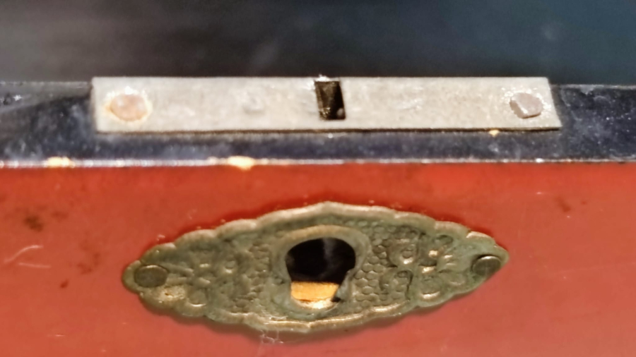 1960 AHŞAP KIRMIZI LAKE BOYALI UZERİNDE SU DEGİRMEN EL CİZİM RESİM VARDIR KAPAKLI KİLİTLİ KUTU MUCEVHER TESBİH KUTUSU