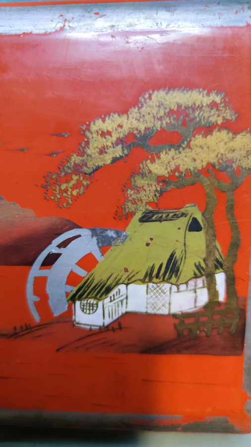 1960 AHŞAP KIRMIZI LAKE BOYALI UZERİNDE SU DEGİRMEN EL CİZİM RESİM VARDIR KAPAKLI KİLİTLİ KUTU MUCEVHER TESBİH KUTUSU