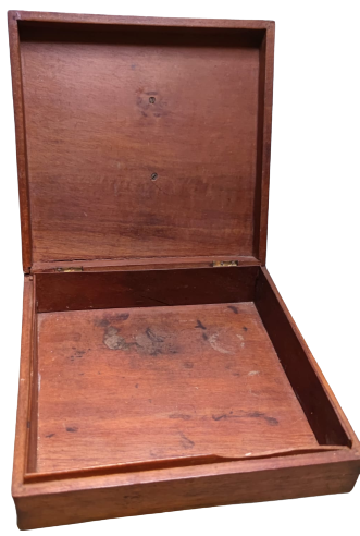 OSMANLI AHŞAP TESBİH KUTUSU KOMPLE MASİF MENTEŞELİ  KAPAKLI  ÜZERİNDE ORMANDA DALLAR ARASINDA KOŞAN EL OYMA İŞCİLİKLİ CEYLAN