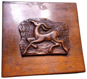 OSMANLI AHŞAP TESBİH KUTUSU KOMPLE MASİF MENTEŞELİ  KAPAKLI  ÜZERİNDE ORMANDA DALLAR ARASINDA KOŞAN EL OYMA İŞCİLİKLİ CEYLAN