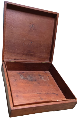 OSMANLI AHŞAP TESBİH KUTUSU KOMPLE MASİF MENTEŞELİ  KAPAKLI  ÜZERİNDE ORMANDA DALLAR ARASINDA KOŞAN EL OYMA İŞCİLİKLİ CEYLAN