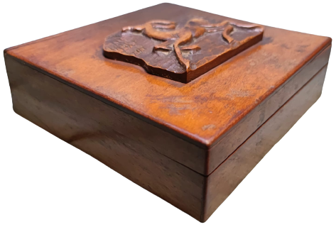 OSMANLI AHŞAP TESBİH KUTUSU KOMPLE MASİF MENTEŞELİ  KAPAKLI  ÜZERİNDE ORMANDA DALLAR ARASINDA KOŞAN EL OYMA İŞCİLİKLİ CEYLAN