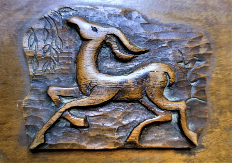 OSMANLI AHŞAP TESBİH KUTUSU KOMPLE MASİF MENTEŞELİ  KAPAKLI  ÜZERİNDE ORMANDA DALLAR ARASINDA KOŞAN EL OYMA İŞCİLİKLİ CEYLAN