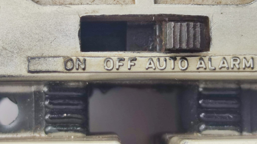 1970 EQUITY HONG KONG CASE RADIO ROBOT KOLLAR HAREKETLİ  PİLLİ DADYO  KURMALI MEKANİK SAAT ÜRÜNUN EKSİKLERİ VARDIR HALİYLE