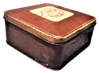 1950 TENEKE KAPAKLI ÜZERİ KABARTMA ATATURK GÖRSELLİ YANLAR CELENK DESENLİ BORDO KAHVE KREM RENKLERDE