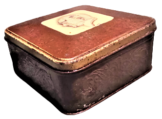 1950 TENEKE KAPAKLI ÜZERİ KABARTMA ATATURK GÖRSELLİ YANLAR CELENK DESENLİ BORDO KAHVE KREM RENKLERDE