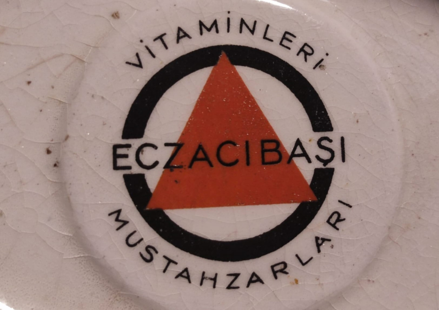 ECZACIBAŞI SIGARA İKRAMLIGI VE KÜLLÜK  ECZACIBAŞI VİTAMİNLERİ MUSTAHZARLARI REKLAMLI BEYAZ REKLAMLI SERAMİK KÜLLÜK