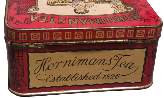 HORNIMANSTEA ESTABLISHED 1826 TENEKE KAPAKLI CAT KUTUSU CAY TOPLAYAN KUFELERDE TAŞIYAN CİFTCİ KADIN