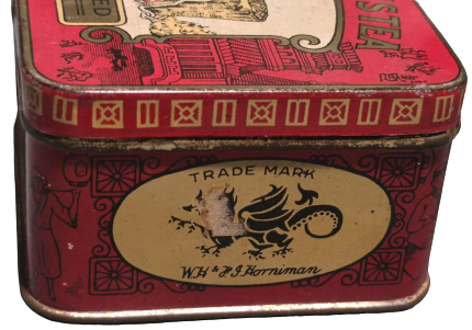 HORNIMANSTEA ESTABLISHED 1826 TENEKE KAPAKLI CAT KUTUSU CAY TOPLAYAN KUFELERDE TAŞIYAN CİFTCİ KADIN