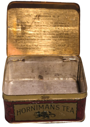 HORNIMANSTEA ESTABLISHED 1826 TENEKE KAPAKLI CAT KUTUSU CAY TOPLAYAN KUFELERDE TAŞIYAN CİFTCİ KADIN