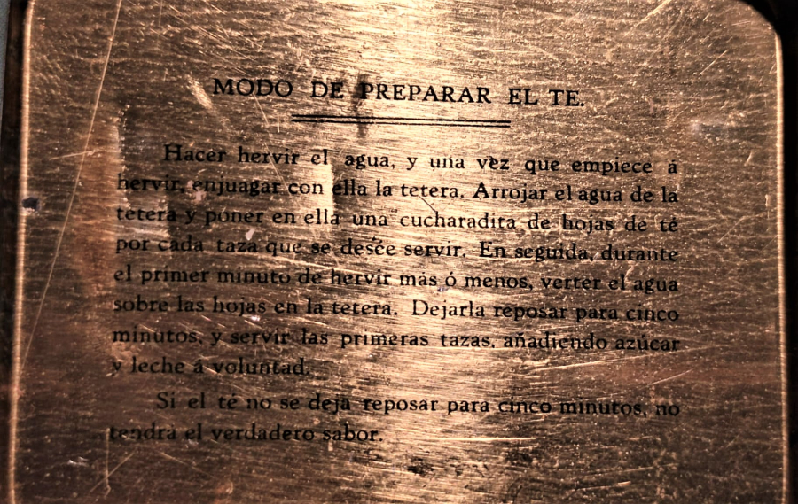 HORNIMANSTEA ESTABLISHED 1826 TENEKE KAPAKLI CAT KUTUSU CAY TOPLAYAN KUFELERDE TAŞIYAN CİFTCİ KADIN