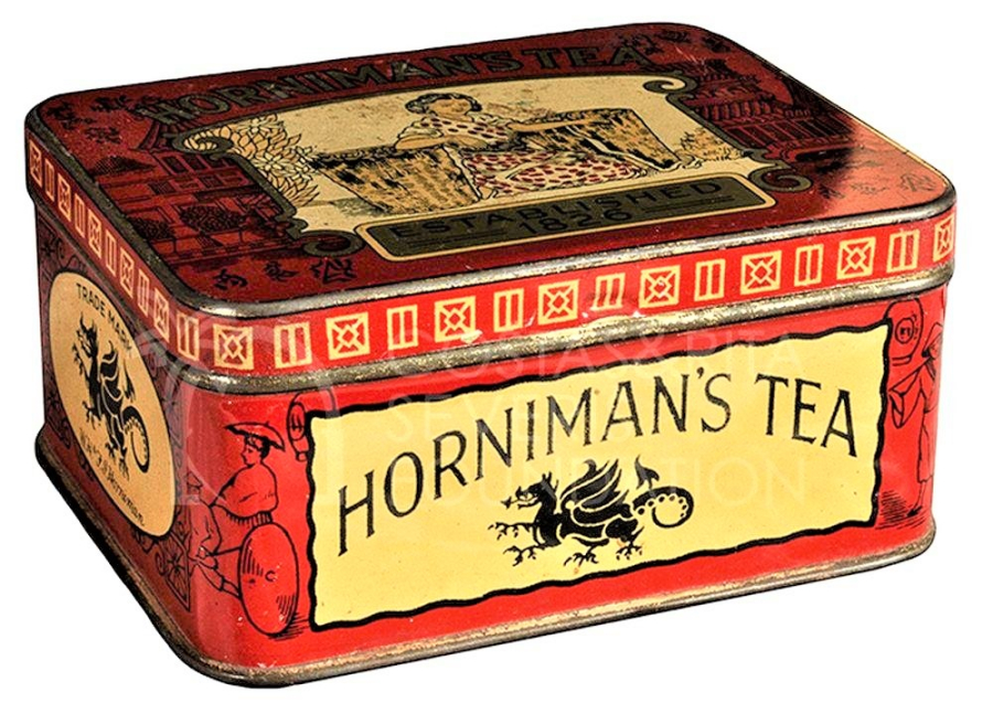 HORNIMANSTEA ESTABLISHED 1826 TENEKE KAPAKLI CAT KUTUSU CAY TOPLAYAN KUFELERDE TAŞIYAN CİFTCİ KADIN