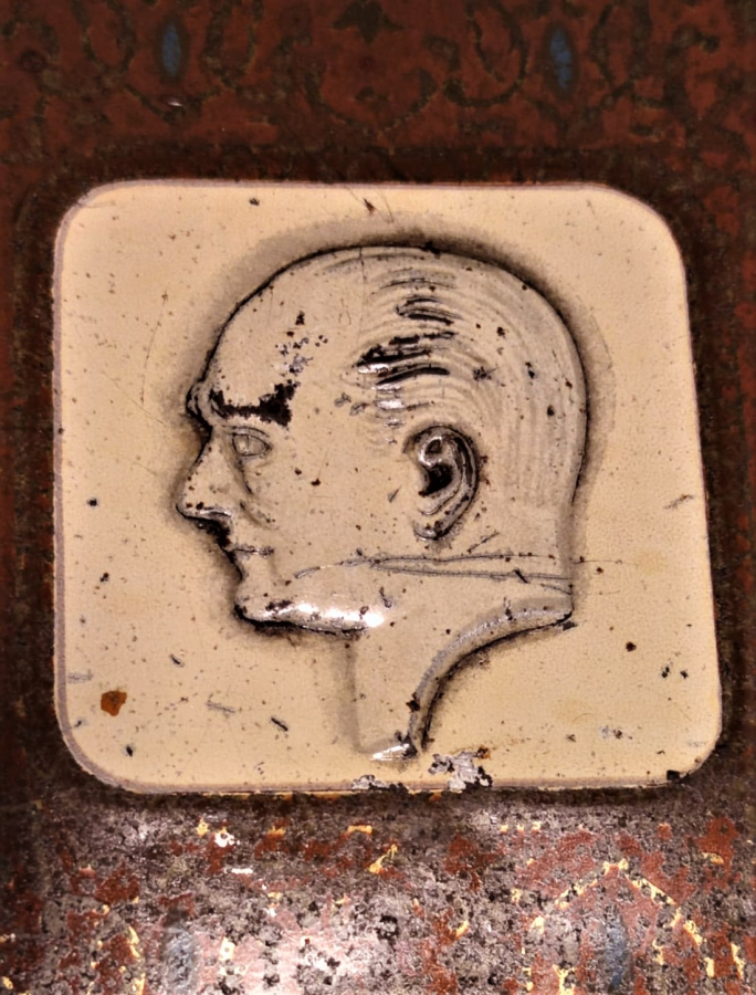 1950 TENEKE KAPAKLI ÜZERİ KABARTMA ATATURK GÖRSELLİ YANLAR CELENK DESENLİ BORDO KAHVE KREM RENKLERDE