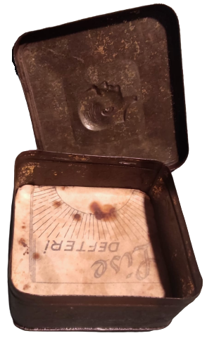 1950 TENEKE KAPAKLI ÜZERİ KABARTMA ATATURK GÖRSELLİ YANLAR CELENK DESENLİ BORDO KAHVE KREM RENKLERDE