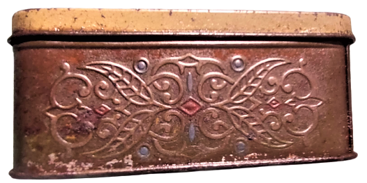 1950 TENEKE KAPAKLI ÜZERİ KABARTMA ATATURK GÖRSELLİ YANLAR CELENK DESENLİ BORDO KAHVE KREM RENKLERDE