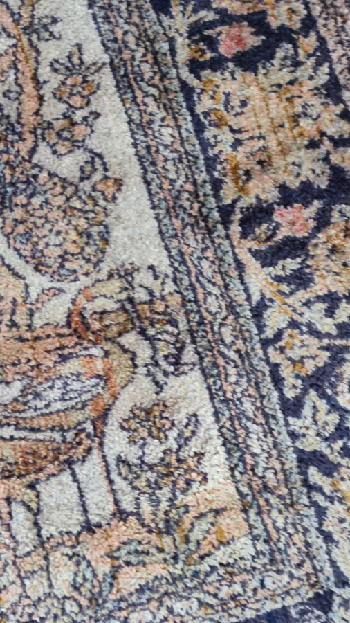 IRAN EV TEZGAHLARINDA EL DOKUMA FLOŞ HALI ÜZERİNDE HAYAT AGACI KUGULAR KUŞLAR CİCEKLER BULUNMAKTADIR