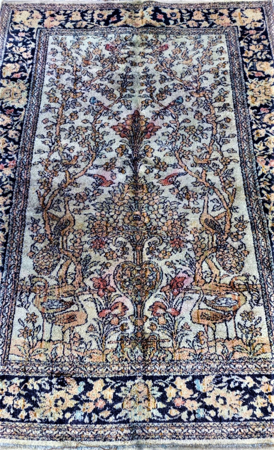 IRAN EV TEZGAHLARINDA EL DOKUMA FLOŞ HALI ÜZERİNDE HAYAT AGACI KUGULAR KUŞLAR CİCEKLER BULUNMAKTADIR