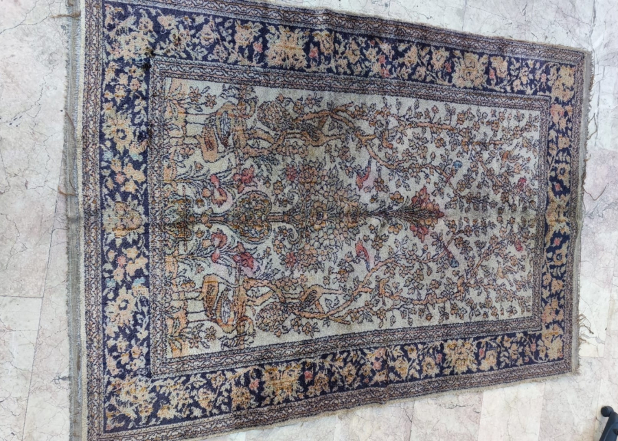 IRAN EV TEZGAHLARINDA EL DOKUMA FLOŞ HALI ÜZERİNDE HAYAT AGACI KUGULAR KUŞLAR CİCEKLER BULUNMAKTADIR