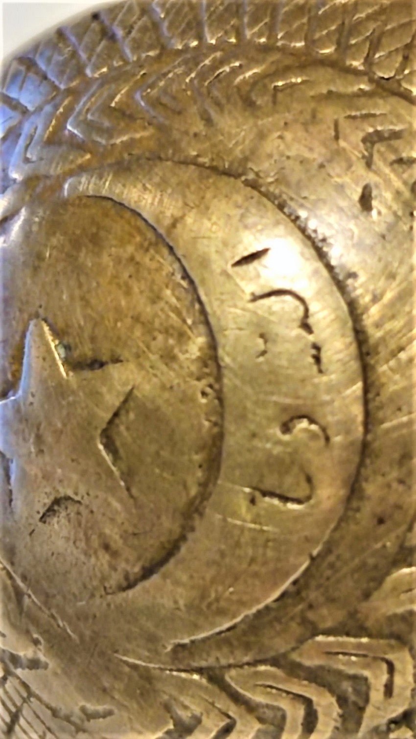 OSMANLI BRONZ ÜZERİ EL KAZIMA CAN ÜZERİNDE GÖRSELDE CELENK ORTASINDA HİLAL VE YILDIZ HİLALİN İÇİ YAZILI TONGURDAK ZİL