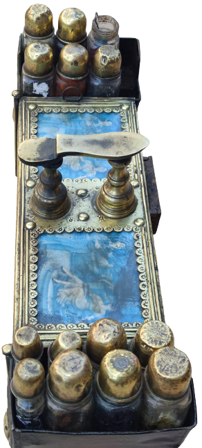 1950 AHŞAP ÜZERİ SARI PİRİNC AYAKKABI BOYACISI  SANDIGI KUNDURA CİLALAMA BOYACI SANDIK 16 CAM ŞİŞE GÖZLU KİLİTLİ BOZUK PARA KUMBARA CEKMECELİ