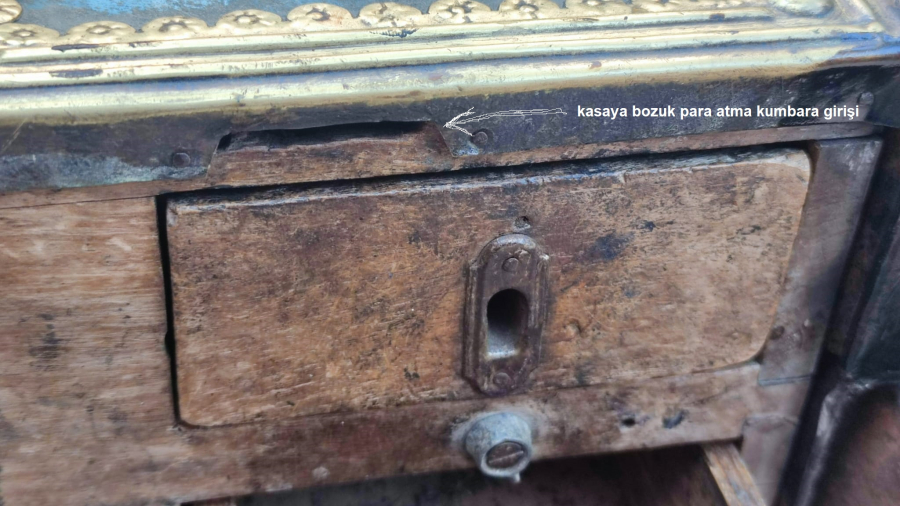 1950 AHŞAP ÜZERİ SARI PİRİNC AYAKKABI BOYACISI  SANDIGI KUNDURA CİLALAMA BOYACI SANDIK 16 CAM ŞİŞE GÖZLU KİLİTLİ BOZUK PARA KUMBARA CEKMECELİ