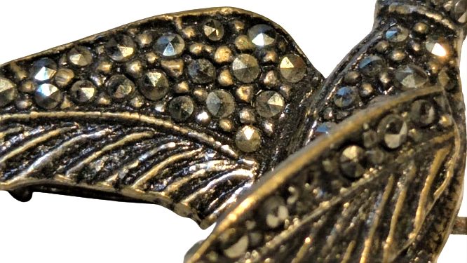 1960 TAMAMI EL İŞCİLİKLİ KIRLANGIC KUŞU ÜZERİ KIRINTI İSTANBUL TAŞI MIHLANMIŞ BRONZ ÜZERİNE İGNELİ YAKA  BROŞ