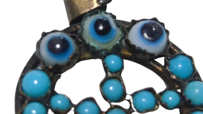 OSMANLI ÜC GÖZ CAM NAZARLIK NAL ŞEKLİNDE YAPILIP ORTASINDA YILDIZ  ÜZERİ 19 ADET FÜRÜZE TAŞLARLA BEZENMİŞ TEKLİ SAYILAR