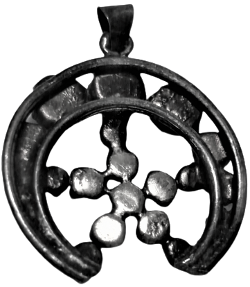 OSMANLI ÜC GÖZ CAM NAZARLIK NAL ŞEKLİNDE YAPILIP ORTASINDA YILDIZ  ÜZERİ 19 ADET FÜRÜZE TAŞLARLA BEZENMİŞ TEKLİ SAYILAR