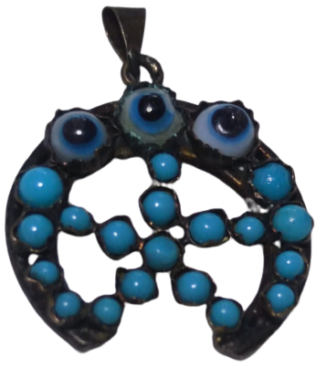 OSMANLI ÜC GÖZ CAM NAZARLIK NAL ŞEKLİNDE YAPILIP ORTASINDA YILDIZ  ÜZERİ 19 ADET FÜRÜZE TAŞLARLA BEZENMİŞ TEKLİ SAYILAR