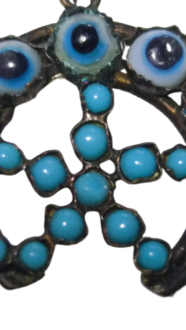 OSMANLI ÜC GÖZ CAM NAZARLIK NAL ŞEKLİNDE YAPILIP ORTASINDA YILDIZ  ÜZERİ 19 ADET FÜRÜZE TAŞLARLA BEZENMİŞ TEKLİ SAYILAR