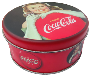 1995 COCA COLA DRING ÜZERİ COLA İÇEN KIZ BASKILI YUVARLAK TENEKE KAPAKLI KUTU 