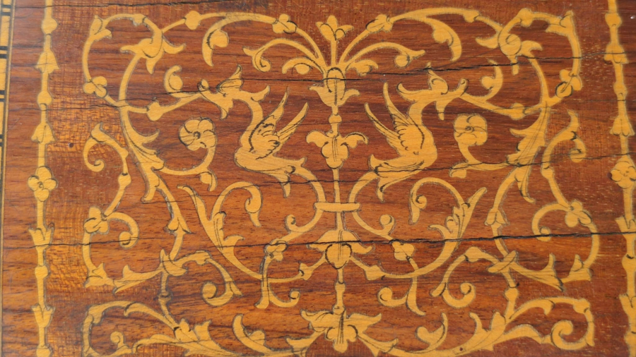 KAPAKLI KUTU GÜL AGACI KAPAK ÜZERİ EL İLE YAPILMIŞ MARKUTERİ İŞLEME TESBİH VE MUCEVHER KUTUSU