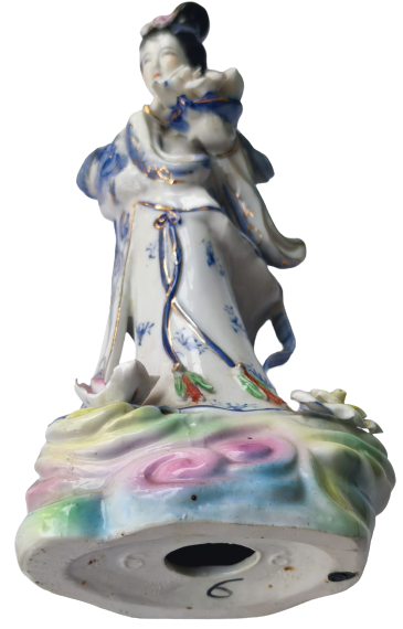 JAPON GEYŞA BİBLO ELİNDE SEPET İÇERSİNDE RENKLİ CİCEKLERİ TAŞIYAN ÜZERİ EL BOYAMA BEYAZ PORSELEN KADIN BİBLO HALİYLE