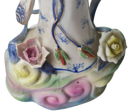 JAPON GEYŞA BİBLO ELİNDE SEPET İÇERSİNDE RENKLİ CİCEKLERİ TAŞIYAN ÜZERİ EL BOYAMA BEYAZ PORSELEN KADIN BİBLO HALİYLE