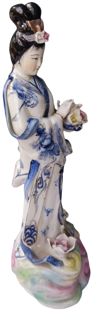 JAPON GEYŞA BİBLO ELİNDE SEPET İÇERSİNDE RENKLİ CİCEKLERİ TAŞIYAN ÜZERİ EL BOYAMA BEYAZ PORSELEN KADIN BİBLO HALİYLE