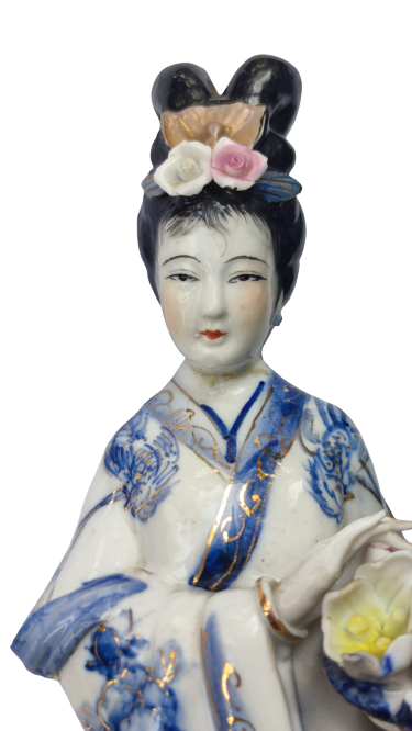 JAPON GEYŞA BİBLO ELİNDE SEPET İÇERSİNDE RENKLİ CİCEKLERİ TAŞIYAN ÜZERİ EL BOYAMA BEYAZ PORSELEN KADIN BİBLO HALİYLE