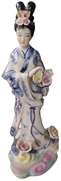 JAPON GEYŞA BİBLO ELİNDE SEPET İÇERSİNDE RENKLİ CİCEKLERİ TAŞIYAN ÜZERİ EL BOYAMA BEYAZ PORSELEN KADIN BİBLO HALİYLE