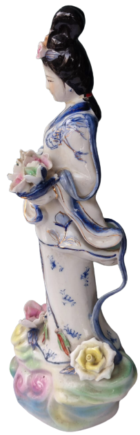 JAPON GEYŞA BİBLO ELİNDE SEPET İÇERSİNDE RENKLİ CİCEKLERİ TAŞIYAN ÜZERİ EL BOYAMA BEYAZ PORSELEN KADIN BİBLO HALİYLE