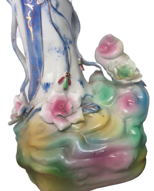 JAPON GEYŞA BİBLO ELİNDE SEPET İÇERSİNDE RENKLİ CİCEKLERİ TAŞIYAN ÜZERİ EL BOYAMA BEYAZ PORSELEN KADIN BİBLO HALİYLE