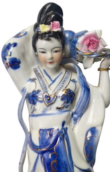 JAPON GEYŞA BİBLO ELİNDE SEPET İÇERSİNDE RENKLİ CİCEKLERİ TAŞIYAN ÜZERİ EL BOYAMA BEYAZ PORSELEN KADIN BİBLO HALİYLE