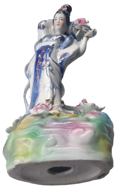 JAPON GEYŞA BİBLO ELİNDE SEPET İÇERSİNDE RENKLİ CİCEKLERİ TAŞIYAN ÜZERİ EL BOYAMA BEYAZ PORSELEN KADIN BİBLO HALİYLE