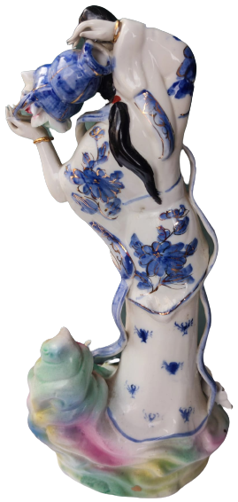 JAPON GEYŞA BİBLO ELİNDE SEPET İÇERSİNDE RENKLİ CİCEKLERİ TAŞIYAN ÜZERİ EL BOYAMA BEYAZ PORSELEN KADIN BİBLO HALİYLE