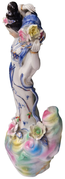 JAPON GEYŞA BİBLO ELİNDE SEPET İÇERSİNDE RENKLİ CİCEKLERİ TAŞIYAN ÜZERİ EL BOYAMA BEYAZ PORSELEN KADIN BİBLO HALİYLE