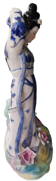 JAPON GEYŞA BİBLO ELİNDE SEPET İÇERSİNDE RENKLİ CİCEKLERİ TAŞIYAN ÜZERİ EL BOYAMA BEYAZ PORSELEN KADIN BİBLO HALİYLE