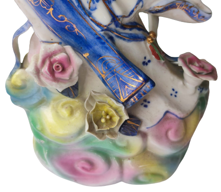 JAPON GEYŞA BİBLO ELİNDE SEPET İÇERSİNDE RENKLİ CİCEKLERİ TAŞIYAN ÜZERİ EL BOYAMA BEYAZ PORSELEN KADIN BİBLO HALİYLE