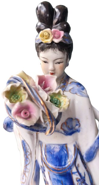 JAPON GEYŞA BİBLO ELİNDE SEPET İÇERSİNDE RENKLİ CİCEKLERİ TAŞIYAN ÜZERİ EL BOYAMA BEYAZ PORSELEN KADIN BİBLO HALİYLE