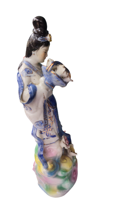 JAPON GEYŞA BİBLO ELİNDE SEPET İÇERSİNDE RENKLİ CİCEKLERİ TAŞIYAN ÜZERİ EL BOYAMA BEYAZ PORSELEN KADIN BİBLO HALİYLE