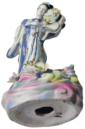 JAPON GEYŞA BİBLO ELİNDE SEPET İÇERSİNDE RENKLİ CİCEKLERİ TAŞIYAN ÜZERİ EL BOYAMA BEYAZ PORSELEN KADIN BİBLO HALİYLE