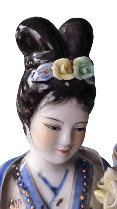 JAPON GEYŞA BİBLO ELİNDE SEPET İÇERSİNDE RENKLİ CİCEKLERİ TAŞIYAN ÜZERİ EL BOYAMA BEYAZ PORSELEN KADIN BİBLO HALİYLE